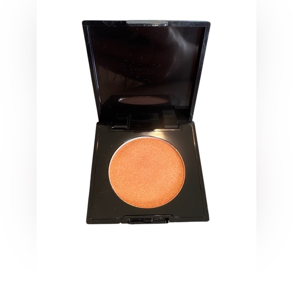 3/$15 🩶 Warm Peachy-Orange Blush Compact - Picture 1 of 3